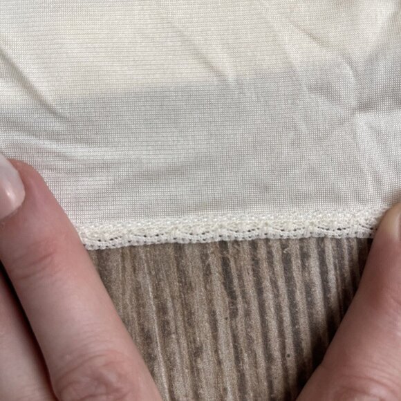2/$18‎ SALE! Vassarette Slip Skirt Cream Womens L Vintage USA Silky Nylon Lace - Picture 3 of 8